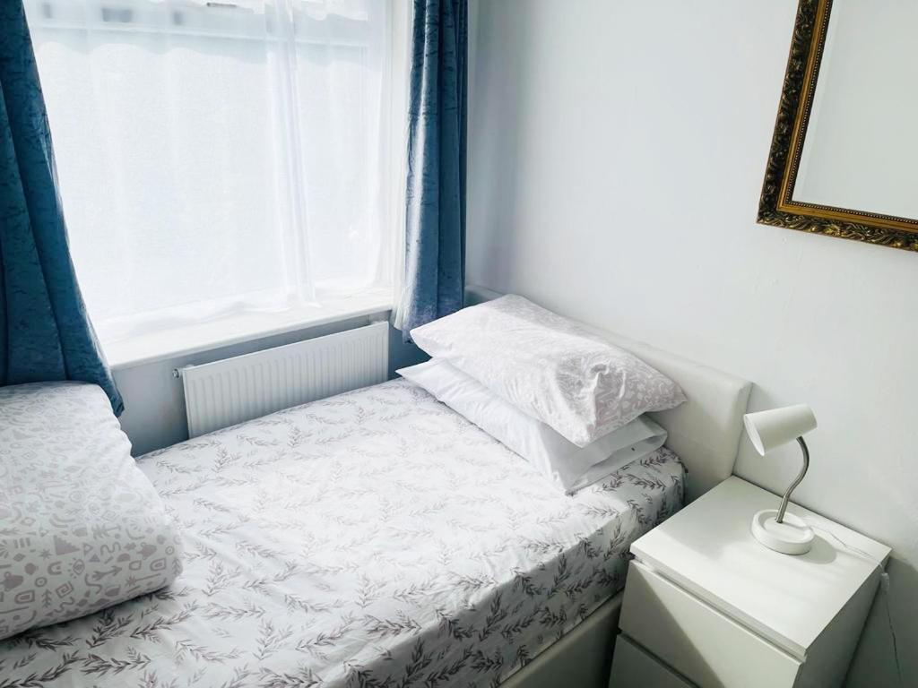 Blessings Of Peace Home Away From Home Cardiff Exteriör bild